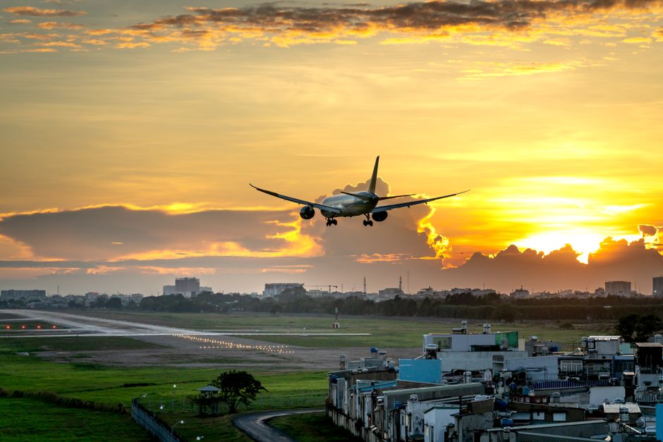 Avion pri slijetanju u zalazak sunca
